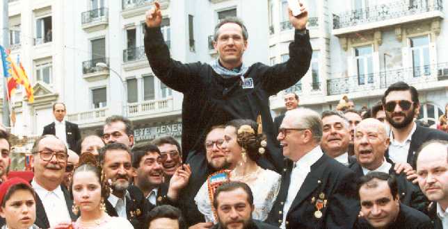 1990: la comisión fallera de Na Jordana, saca a hombros a Agustín, tras conocerse el primer premio